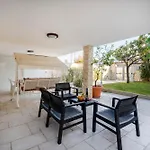 Guesthost - Armida Steps From The Sea Villa