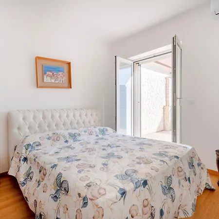 Villa Guesthost - Armida Steps From The Sea *