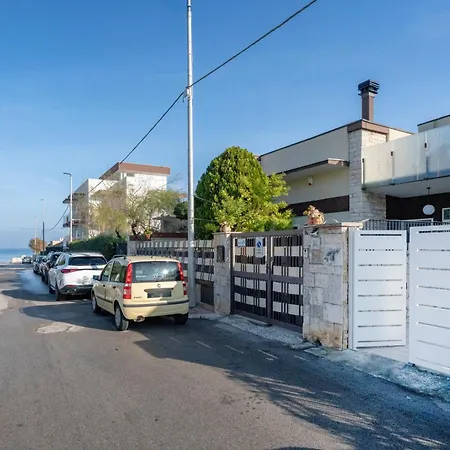 Guesthost - Armida Steps From The Sea Vilă *
